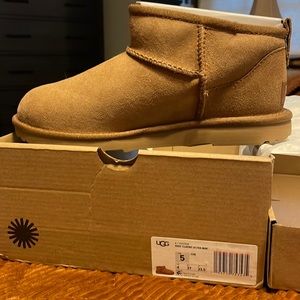 Brand NIB Ultra Mini Uggs Kids size 5 Women’s 7 Chesnut